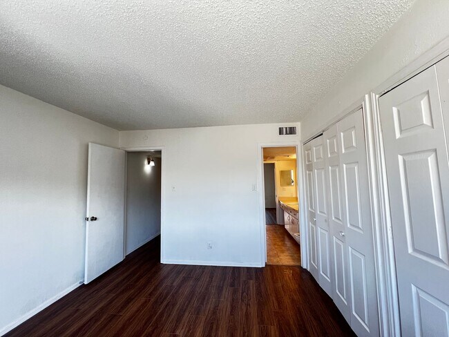 Building Photo - Location! Location! Location! Lovely 2-Story Townhouse