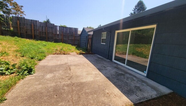 Building Photo - Spacious Yard and Detached Garage - Captiv...