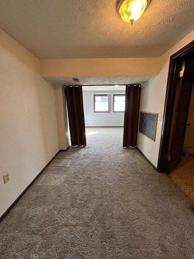 Building Photo - Spacious 3-Bedroom, 1-Bath Home with Garage & Basement in La Vista