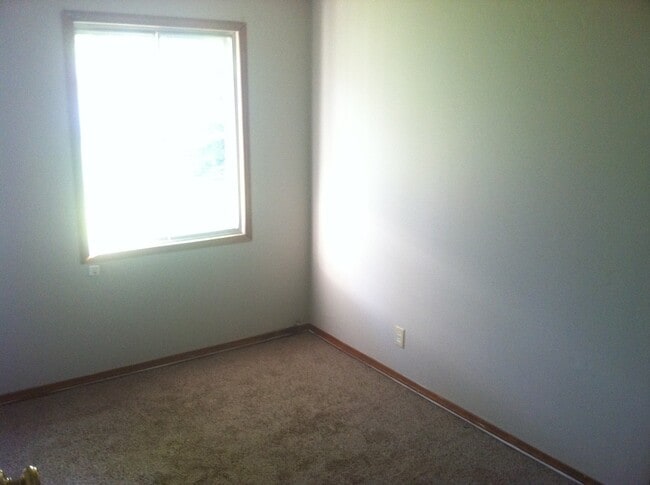 Building Photo - Very nice 3bed/1bath south side home w/ garage & fenced in back yard