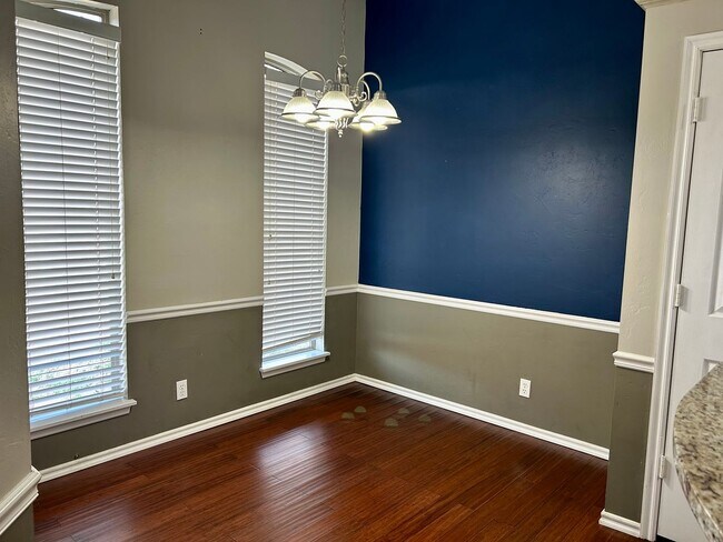 Building Photo - AVAILABLE NOW - $500 OFF FIRST FULL MONTH - Beautiful Home In Edmond School District!