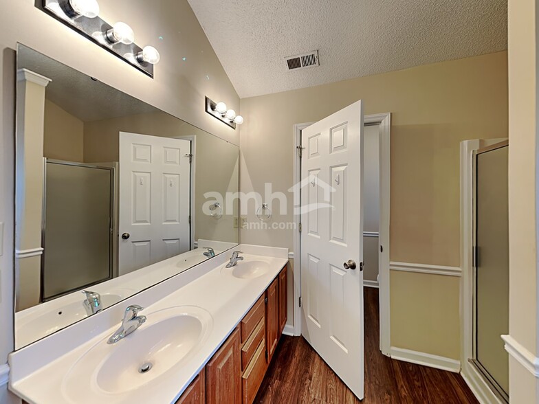 Building Photo - 1255 Hawthorne Dr