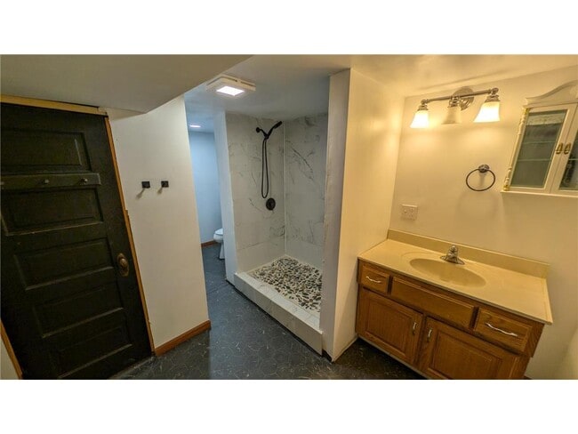 Building Photo - 301 Giles Pl