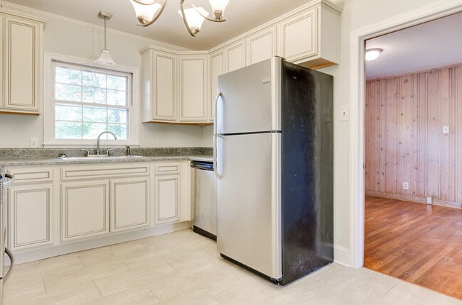 Building Photo - 827 Glendora Dr