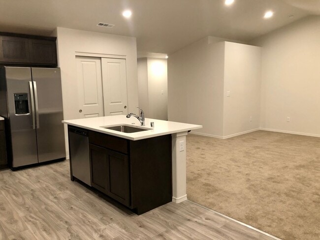 Building Photo - Newer Construction in Mae Valley