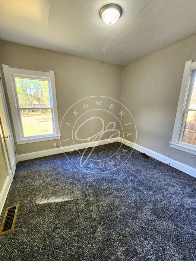 Building Photo - 1200 Sq foot lower duplex! Tons of space and character! Water included!