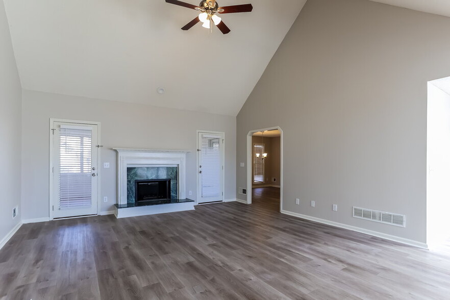 Building Photo - 352 Carriage Ln