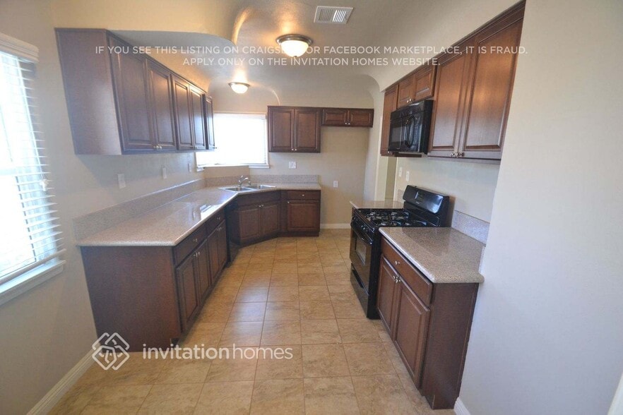 Building Photo - 836 W 109th Pl