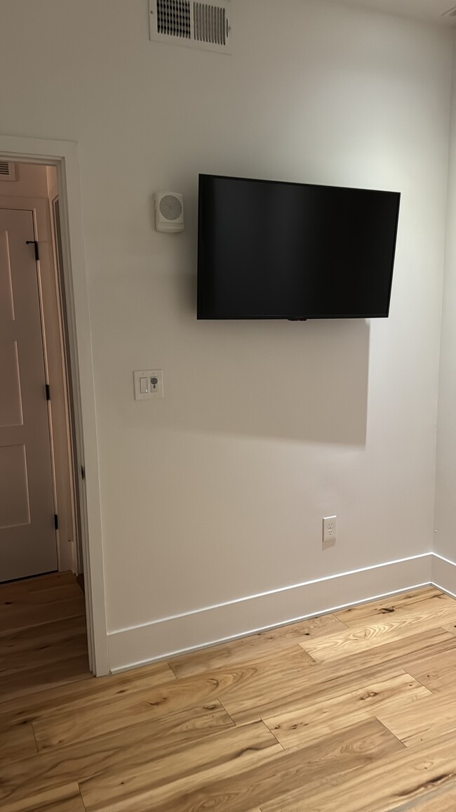 Building Photo - 32 E Court St