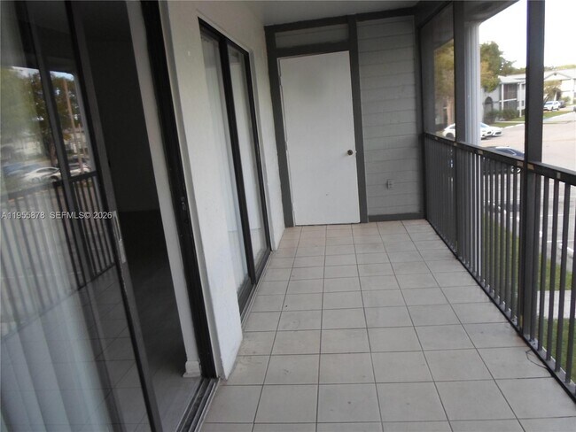 Building Photo - 20760 NE 4th Ct