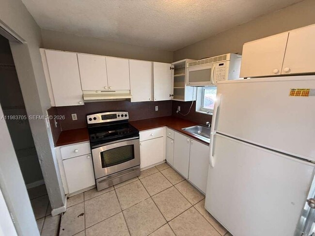 Building Photo - 2722 NW 22nd Ct