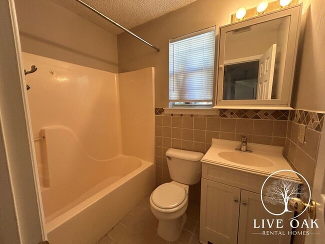 Building Photo - MOVE IN SPECIAL: $500 OFF 1ST MONTH'S RENT!**