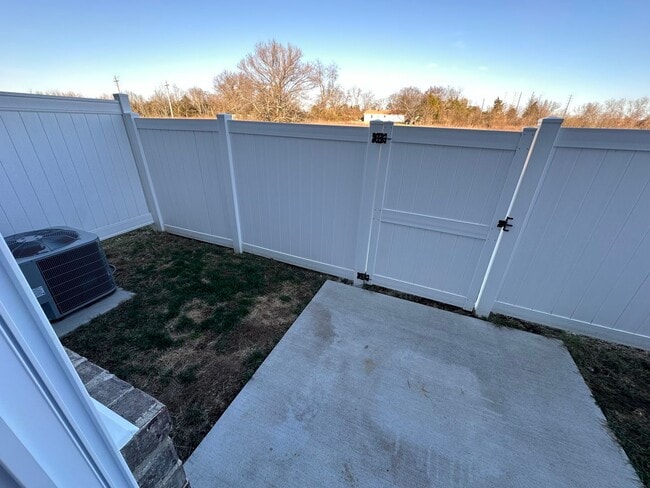 Building Photo - For Lease - 3 Bed, 2.5 Bath, 1846sqft Townhome, Lebanon