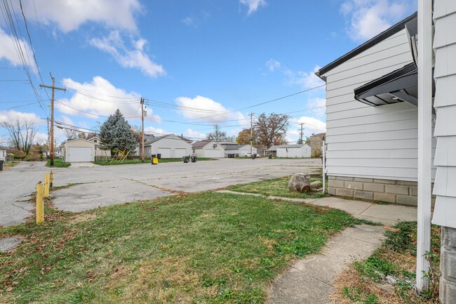 Building Photo - New Listing! 3 Bedroom House!