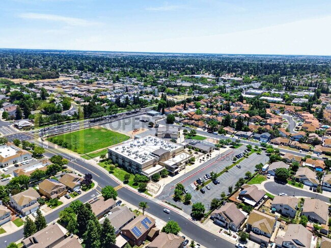Building Photo - Spacious 3-Bedroom Retreat with 2.5 Baths in Prime Elk Grove Location