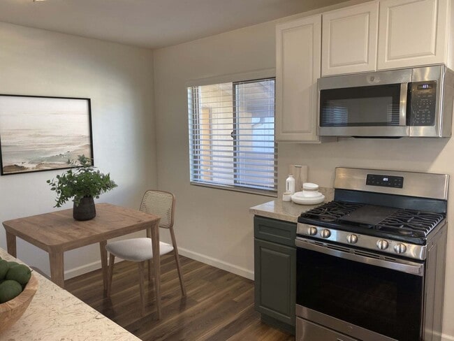 Building Photo - Great PB Location! RENOVATED! Small Pet Friendly!