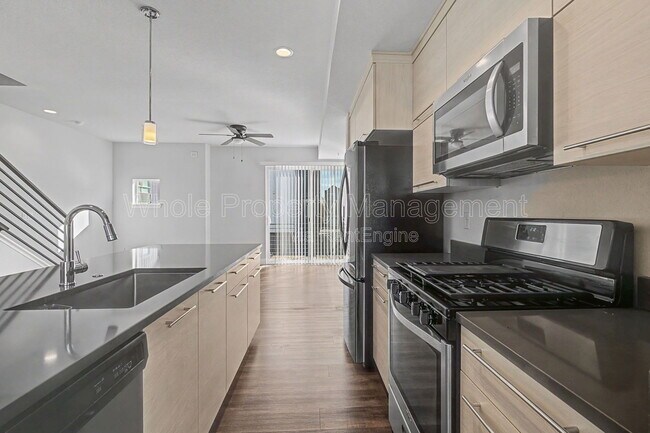 Building Photo - 5651 W 11th Pl