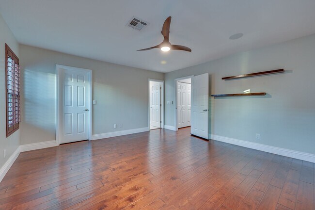 Building Photo - Summerlin!!!!!! 4 Bedrooms!! Bedroom Downs...
