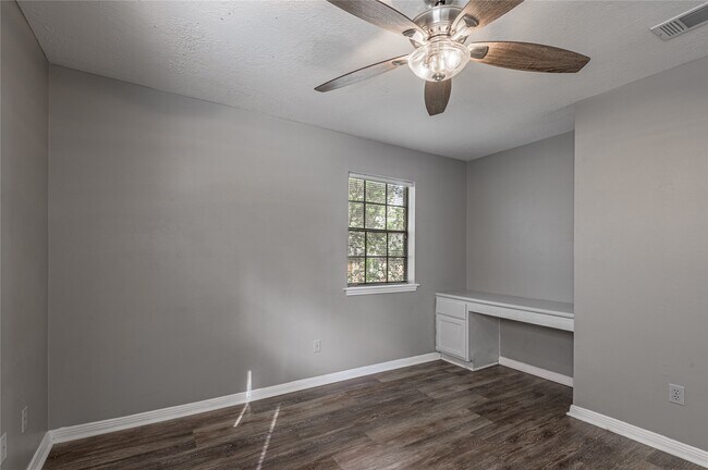 Building Photo - 2402 Sycamore Ave