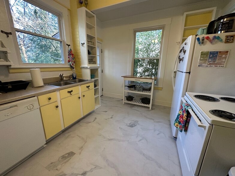 Building Photo - 1841 Oxford Ave SW