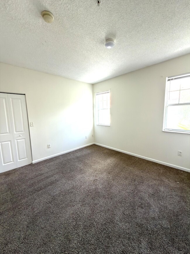 Building Photo - 5800 W Sample Rd