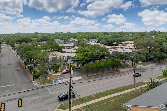 Context - Les Chateaux Townhomes
