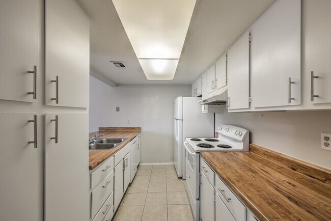 Building Photo - Charming Condo for Rent