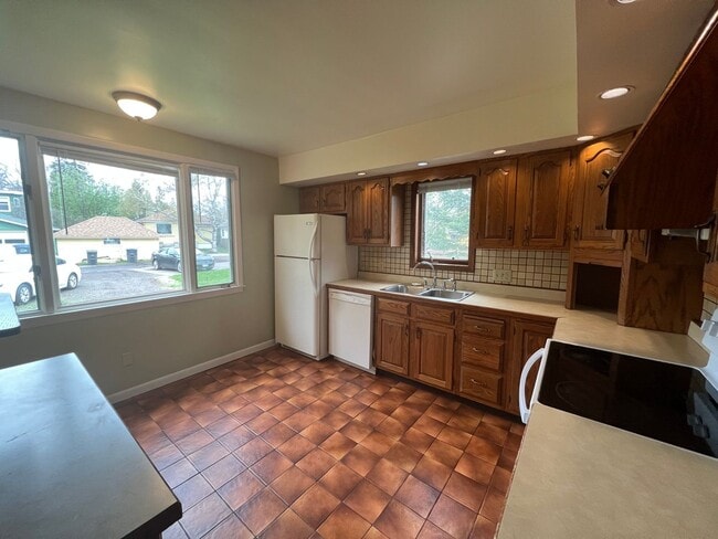 Building Photo - AVAILABLE JUNE - 3 BED 1 BATH NEAR CAMPUS