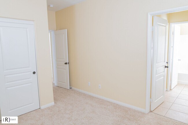 Building Photo - Lovely tri-level condo located in the gated community of Bellafina