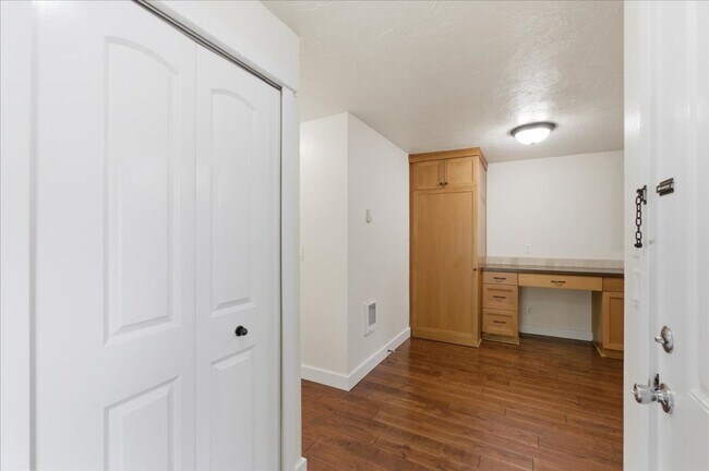 Building Photo - 2864 Newton Pl