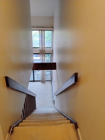 Building Photo - 1465 E Putnam Ave