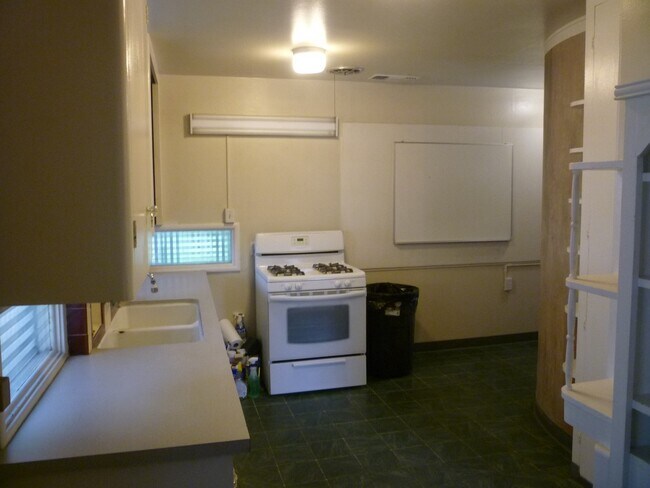 Building Photo - 3 Bedroom plus bonus room! Close to Enloe, CSUC and Downtown