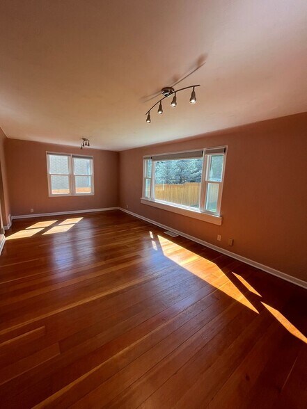 Building Photo - 934 8th St