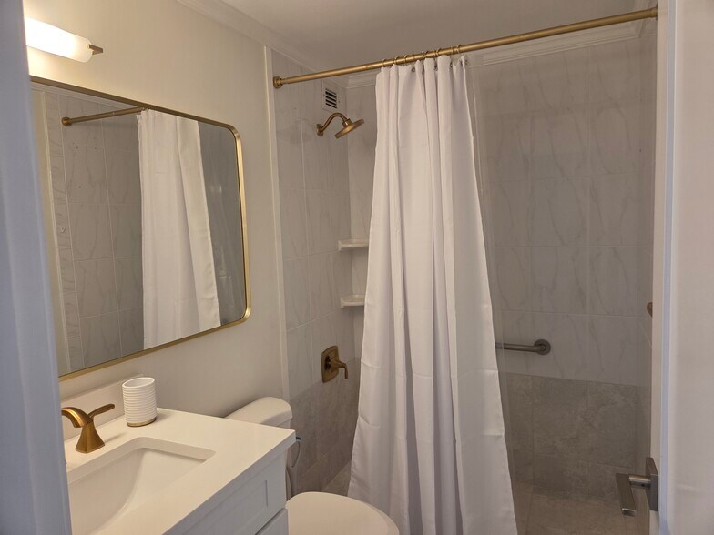 guest bathroom - 2800 N Flagler Dr