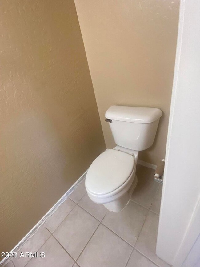 Building Photo - 2 bedroom townhome!