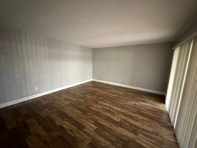 Building Photo - $1600-$2000 P.M