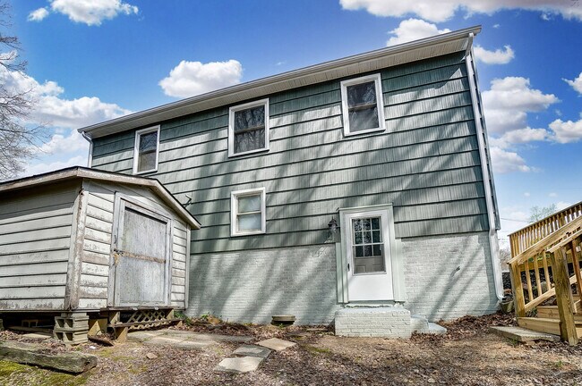 Building Photo - 717 Forest Dr
