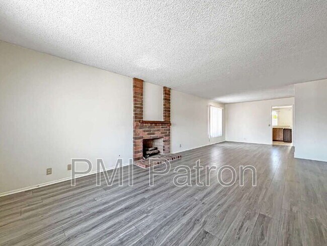 Building Photo - 8941 Mint Ave