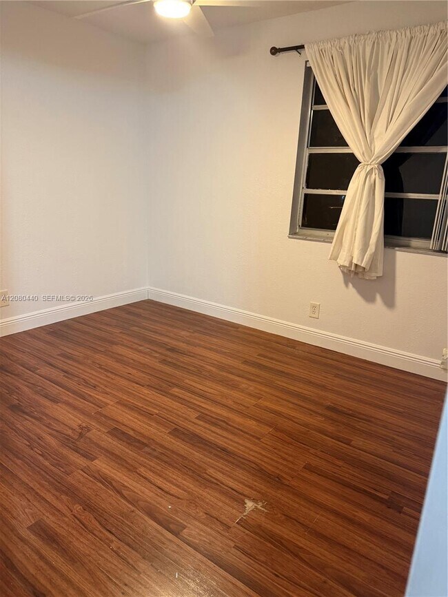 Building Photo - 838 Twin Lakes Dr