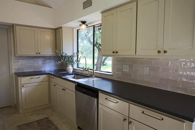 Building Photo - 708 Cowal Dr S