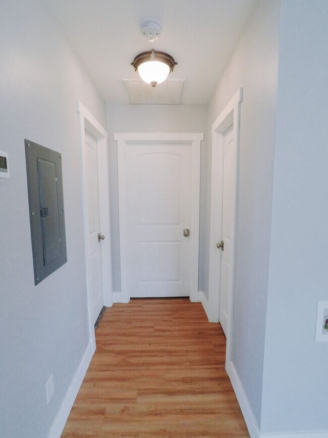 Building Photo - Updated Cozy Cottage