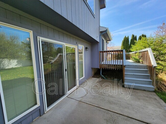 Building Photo - 916 Rees Ln