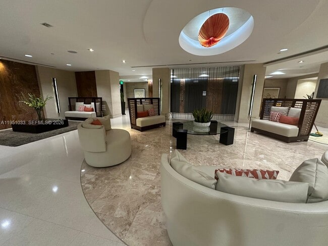 Building Photo - 2555 Collins Ave