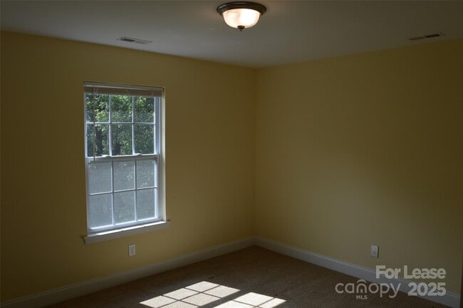 Building Photo - 132 Springfield Rd