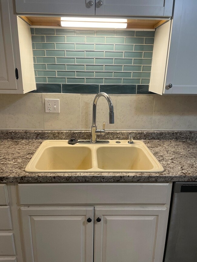 Building Photo - 266 W 8th St