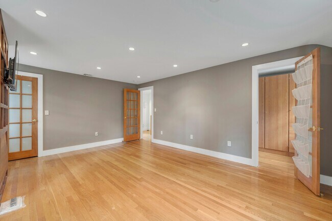 Building Photo - 278 Maple St