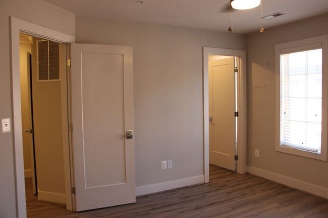 Building Photo - 916 N Buchanan Ct