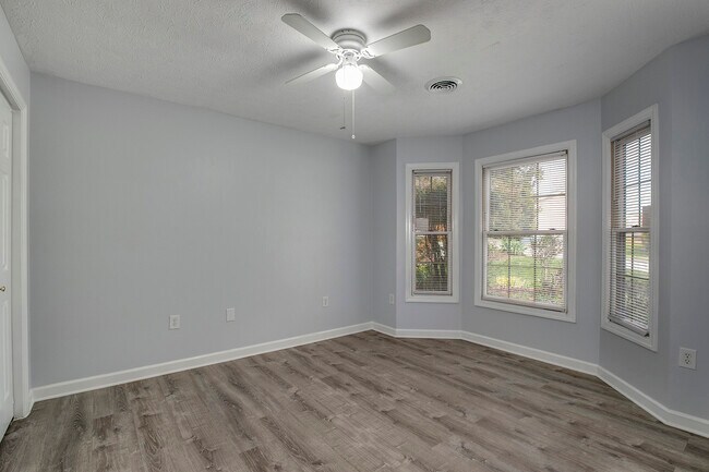 Building Photo - 103 Pinewood Dr