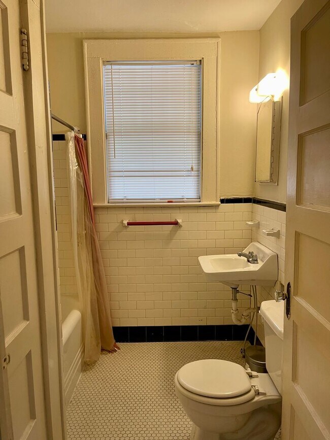 Building Photo - 3 bedroom, 2 bath in  Heathwood Area