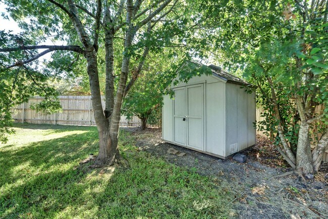 Building Photo - Spacious 4-Bedroom Gem with Office in Desi...